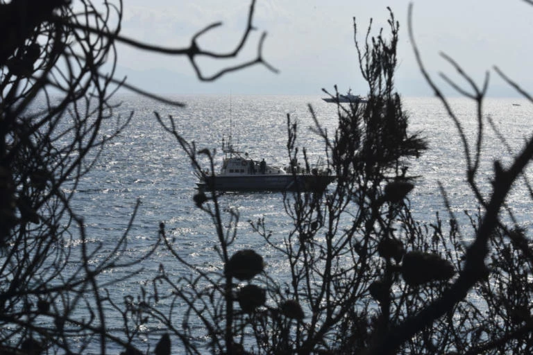 «Ήταν ένα κοριτσάκι νεκρό στα βράχια, ένα παιδάκι μόνο του» – Ρίγη προκαλεί η μαρτυρία του αστυνομικού της ομάδας ΔΙΑΣ